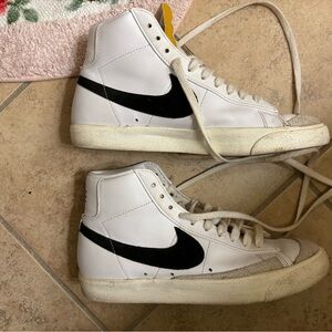 Nike women’s blazer mid 77